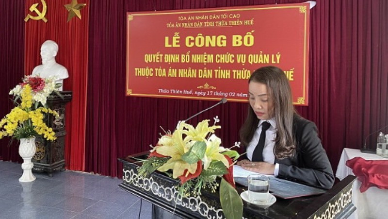 Thái Thị Hồng Vân trong ngày nhận quyết định bổ nhiệm Phó chánh án Tòa dân sự Tòa án nhân dân thành phố Huế (17/2/2021).