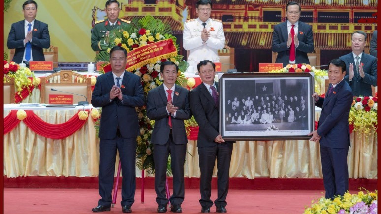 Đồng chí Đại tướng Lương Tam Quang, Ủy viên Bộ Chính trị, Bộ trưởng Công an tặng Đại hội bức ảnh Chủ tịch Hồ Chí Minh với Đoàn ca kịch Huế tại Phủ Chủ tịch năm 1960.