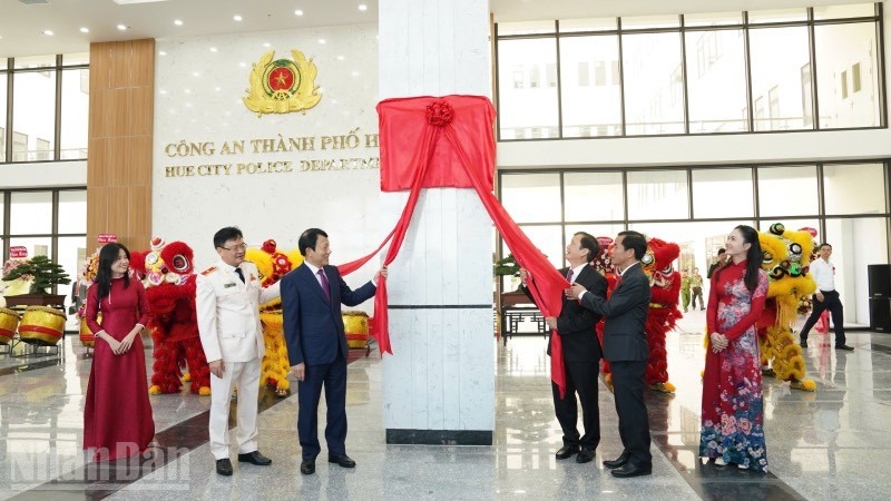 Đại tướng Lương Tam Quang, Ủy viên Bộ Chính trị, Bí thư Đảng ủy Công an Trung ương, Bộ trưởng Công an dự và thực hiện nghi thức gắn biển.