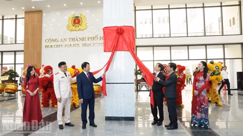 Đại tướng Lương Tam Quang, Ủy viên Bộ Chính trị, Bí thư Đảng ủy Công an Trung ương, Bộ trưởng Công an dự và thực hiện nghi thức gắn biển.