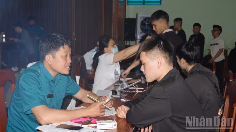 Hội đồng nghĩa vụ quân sự địa phương thẩm định chặt chẽ lý lịch thanh niên trúng tuyển khâu sơ khám.