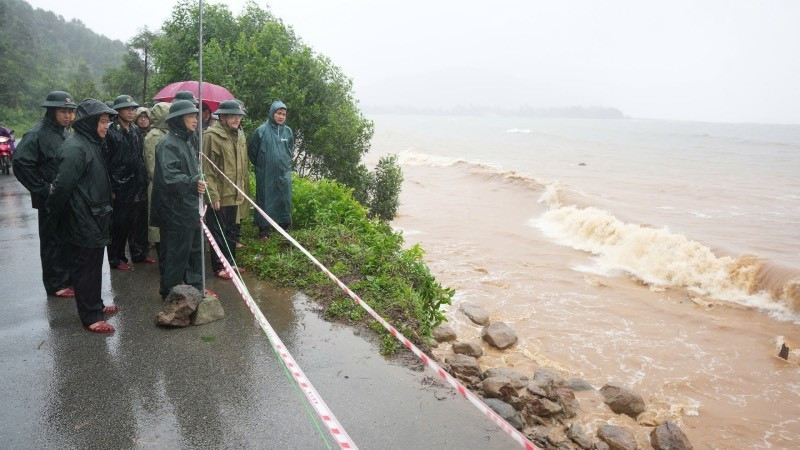 Lãnh đạo UBND thành phố Huế kiểm tra điểm sạt lở bờ biển thôn Tân An Hải.