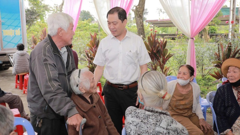 Ông Trần Kiêm Hảo, Giám đốc Sở Y tế thành phố thăm, động viên người lớn tuổi ở phường Phú Xuân.