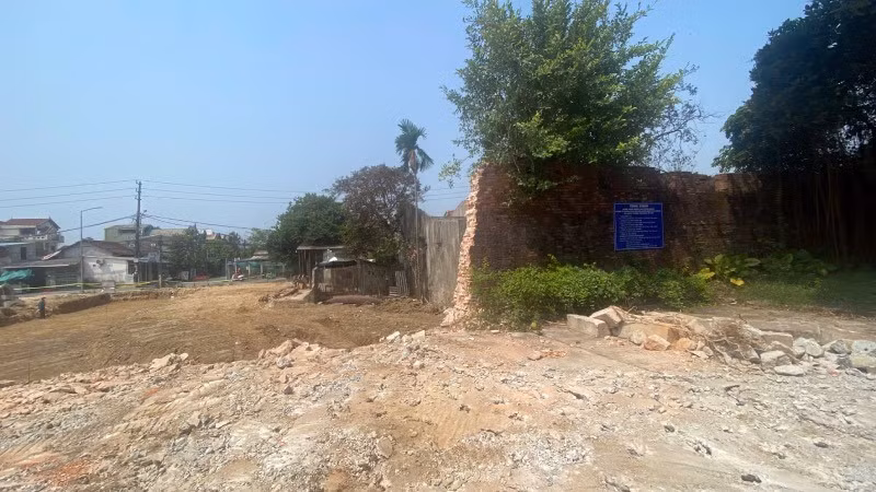 Bức tường ngăn cách hơn 100 năm qua đã được đập bỏ.