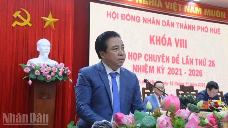 Đồng chí Nguyễn Khắc Toàn, Chủ tịch Ủy ban nhân dân thành phố Huế nhiệm kỳ 2021-2026 phát biểu nhận nhiệm vụ.