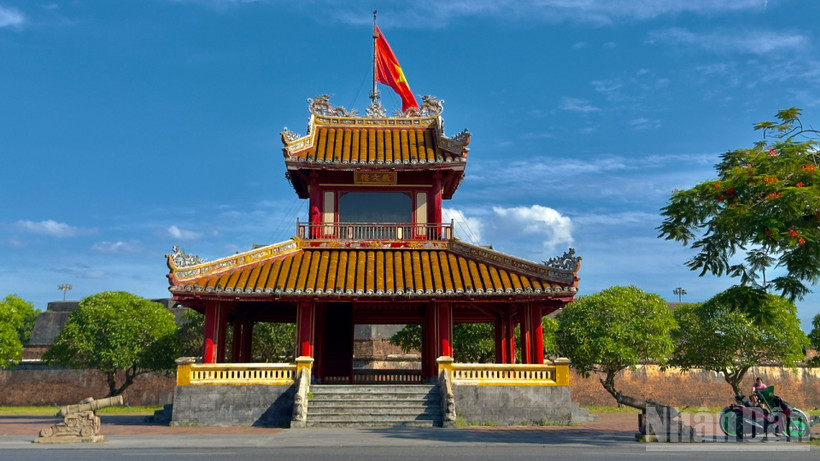 Lộ trình bộ hành “Cùng Việt Nam tiến bước” được thành phố Huế chọn không chỉ thuận tiện mà còn đưa người tham gia đi qua những con đường gắn liền với ký ức và diện mạo của bờ bắc sông Hương – nơi từng là trung tâm của kinh đô.