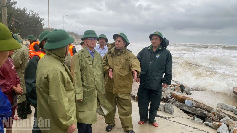 Bí thư Thành ủy Nguyễn Đình Trung thị sát điểm sạt lở bờ biển ở phường Thuận An, Huế chiều 22/10.