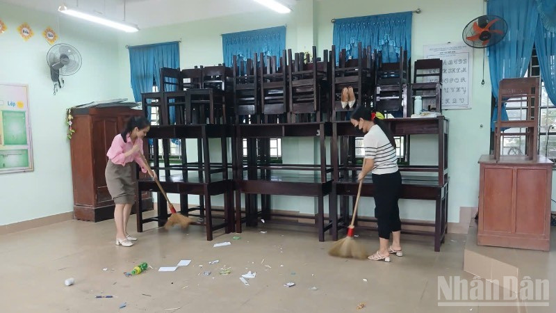 Giáo viên xã Hóa Châu vệ sinh, chủ động kê cao, bảo vệ trang thiết bị dạy, học trước mưa bão.