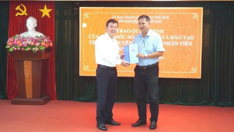 Ông Nguyễn Tân, Giám đốc sở Giáo dục và Đào tạo thành phố trao quyết định cho các giáo viên được điều tiết, thuyên chuyển.