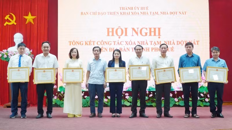 Dịp này, nhiều tập thể, cá nhân có thành tích xuất sắc được Ủy ban nhân dân thành phố khen thưởng.