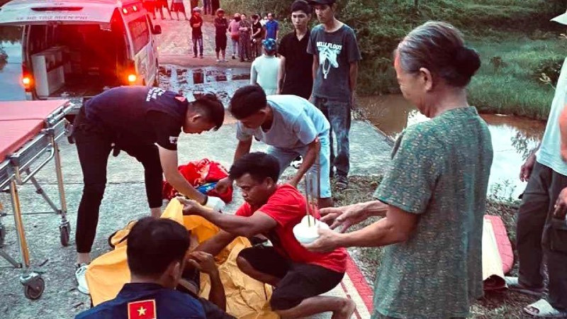 Thăm, động viên gia đình người cứu nạn tử vong ở Phú Bài 