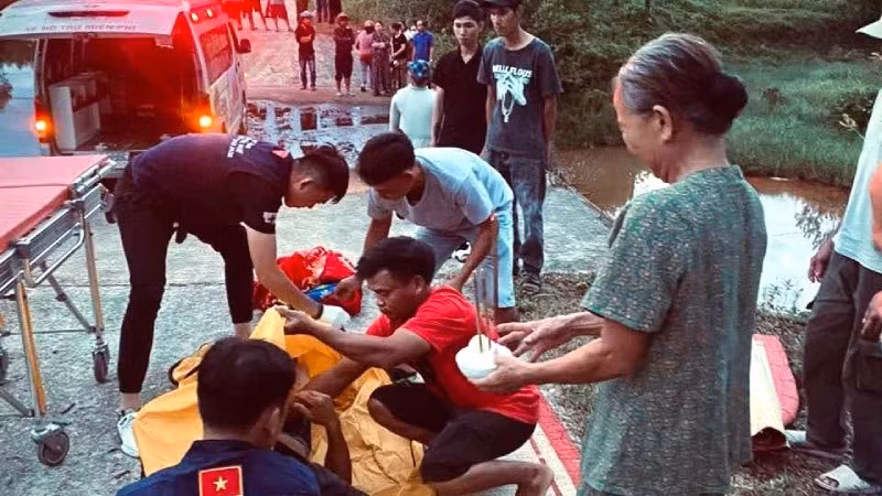 Thăm, động viên gia đình người cứu nạn tử vong ở Phú Bài 