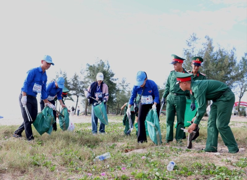 Các lực lượng đã tham gia “Hue Plogging 2025 - Thử thách làm cho Huế sạch hơn”.