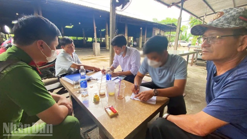 Ông Kệ chủ lò mổ làm việc với cơ quan chức năng. 
