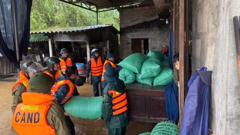 Lực lượng tại chỗ đang khẩn trương ứng cứu người và tài sản. (Ảnh: Công an cung cấp)