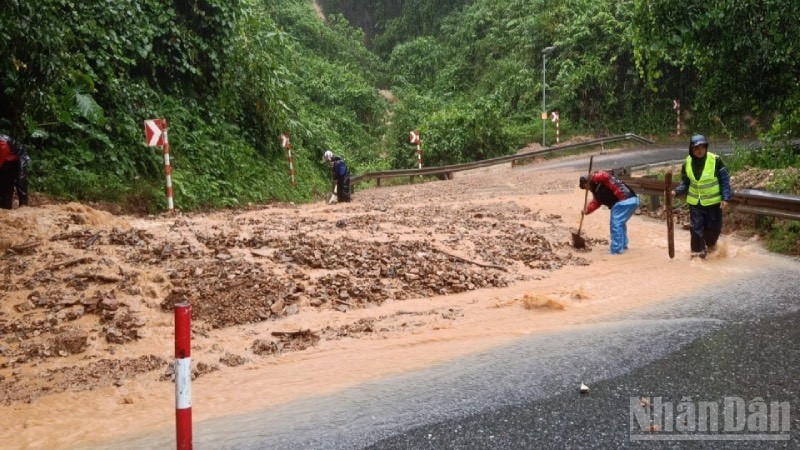 Tuyến Quốc lộ 49 nối thành phố Huế đến các xã A Lưới bị sạt lở nhiều điểm, gây tắc toàn tuyến. Các xã A Lưới bị cô lập.
