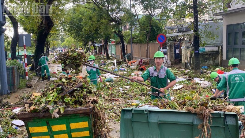 Nước lũ rút để lại một lượng rác thải khổng lồ.