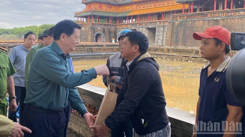 Phó Thủ tướng Chính phủ Mai Văn Chính thăm, tặng quà nhân viên dọn vệ sinh bảo vệ di tích Đại Nội, Huế.