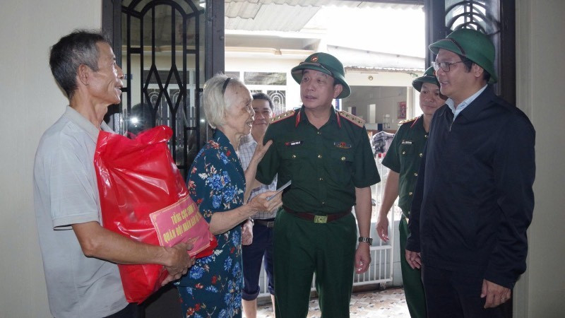 Thượng tướng Trương Thiên Tô, Phó Chủ nhiệm Tổng cục Chính trị thăm, động viên và tặng quà người dân bị ảnh hưởng mưa lũ tại thành phố Huế.