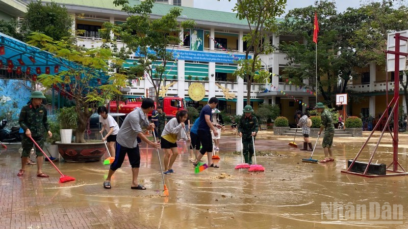 Các địa phương đã huy động nhân lực ưu tiên vệ sinh trường lớp, sớm đưa trường học trở lại hoạt động.