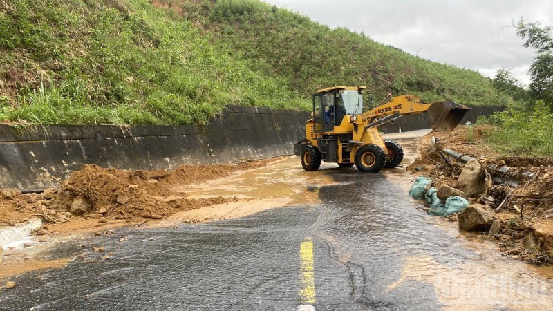 Công nhân túc trực dọn đất đá theo mưa lũ chảy xuống mặt đường để bảo đảm an toàn giao thông.