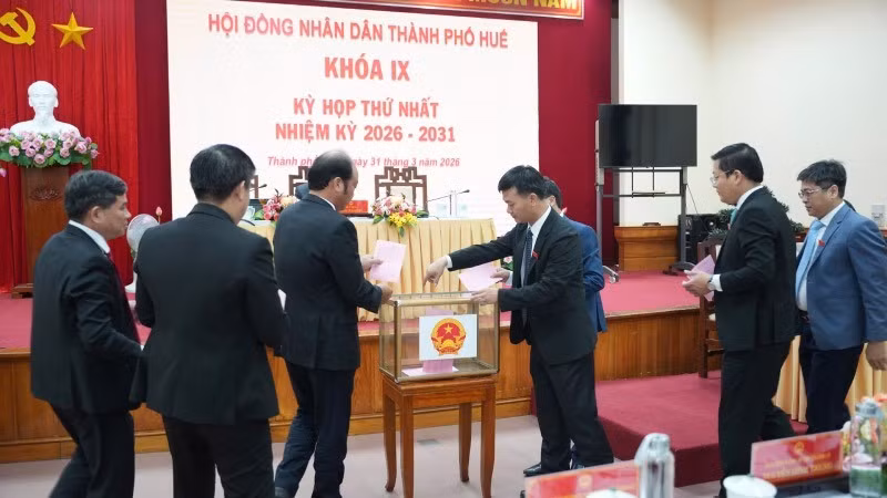 Đại biểu Hội đồng nhân dân thành phố bỏ phiếu bầu Ủy viên Ủy ban nhân dân thành phố Huế.