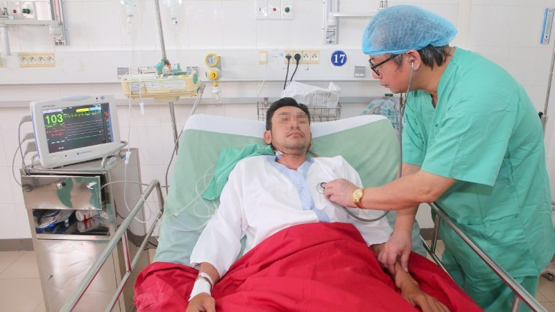 Sau hơn 2 giờ phẫu thuật, thận hoạt động tốt, có nước tiểu ngay trên bàn mổ và bệnh nhân hồi phục nhanh, không cần lọc máu sau mổ. (ảnh Bệnh viện TƯ Huế cung cấp)
