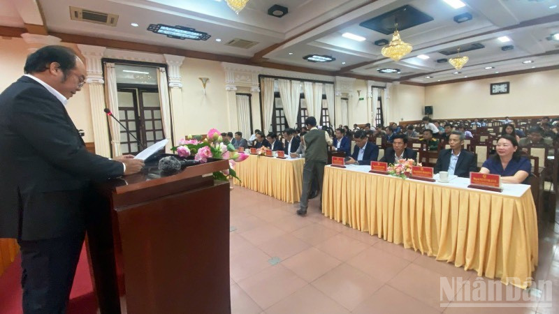 Thư ký Ủy ban Bầu cử thành phố Huế công bố kết quả kiểm phiếu tại hội nghị.