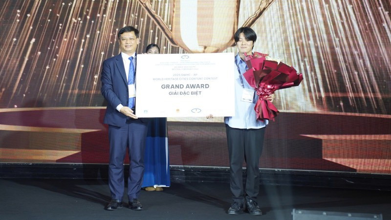 Ông Nguyễn Thanh Bình, Phó Chủ tịch Ủy ban nhân dân thành phố Huế trao giải thưởng lớn của cuộc thi sáng tạo nội dung về các thành phố di sản thế giới thuộc khuôn khổ sự kiện. 