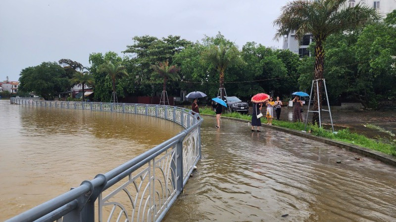 Các hồ Tả Trạch, Hương Điền, Bình điền đều tăng lưu lượng từ cuối giờ chiều nay (16/10). Với lưu lượng này, mực nước trên các sông Hương, bồ có khả năng vượt mức báo động 1. (Ảnh minh họa) 