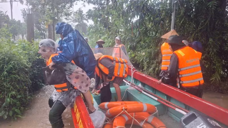 Chính quyền địa phương đã huy động lực lượng sơ tán dân ra khỏi khu vực nguy hiểm. (Ảnh: QUANG ĐẠO)