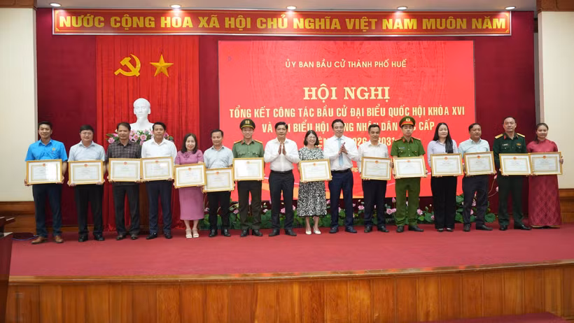 99 tổ chức, cá nhân ở Huế được khen thưởng.