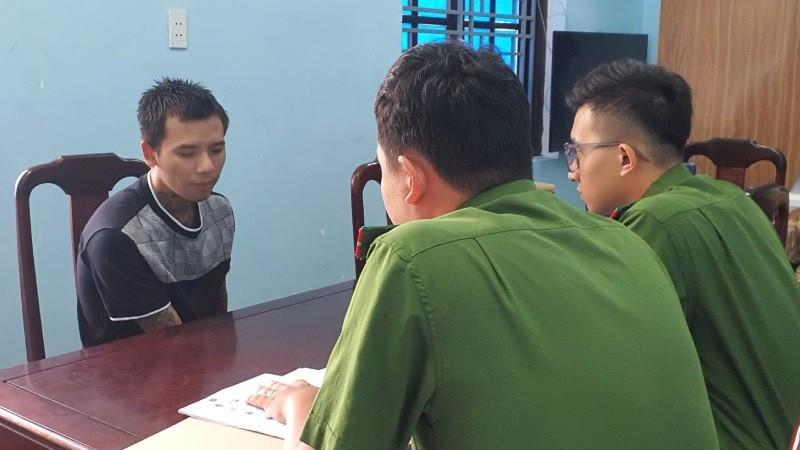 Công an phường An Cựu lấy lời khai đối tượng Nguyễn Hoàng Huy.