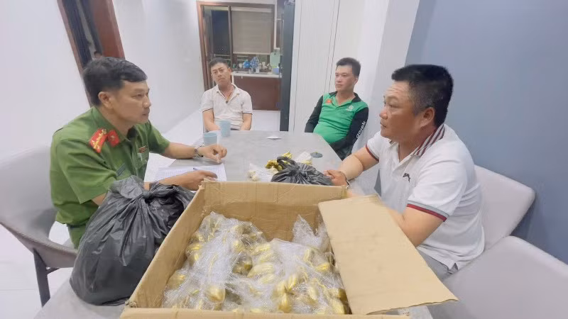 Cơ quan Công an lấy lời khai các đối tượng.