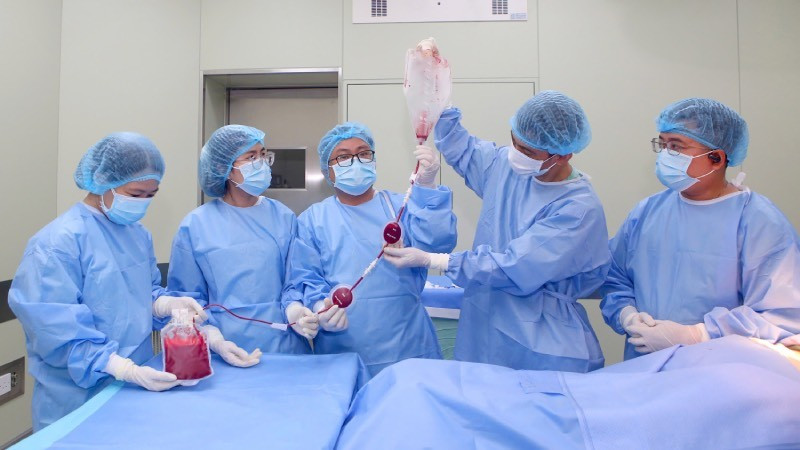 Ca ghép được thực hiện dưới sự hỗ trợ của chuyên gia trong và ngoài nước. (Ảnh: Bệnh viện Trung ương Huế cung cấp)
