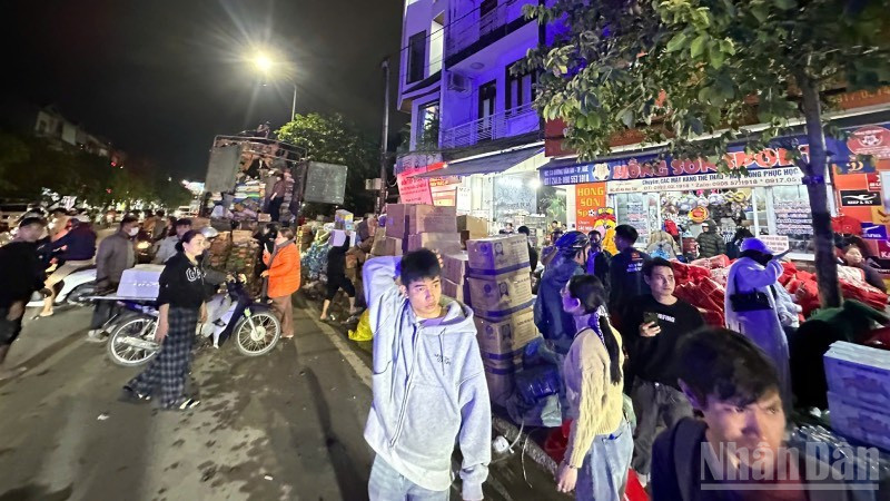 Đồng bào Huế tại một điểm tiếp nhận nhu yếu phẩm gửi về người dân Nam Trung Bộ ruột thịt. 