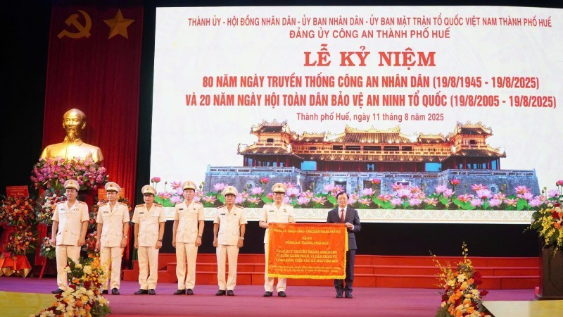 BÍ thư Thành ủy Lê Trường Lưu trao tặng bức trướng có dòng chữ "Phát huy truyền thống anh hùng vì nước quên thân, vì dân phục vụ, vững bước tiến vào kỷ nguyên mới" cho Công an thành phố Huế.