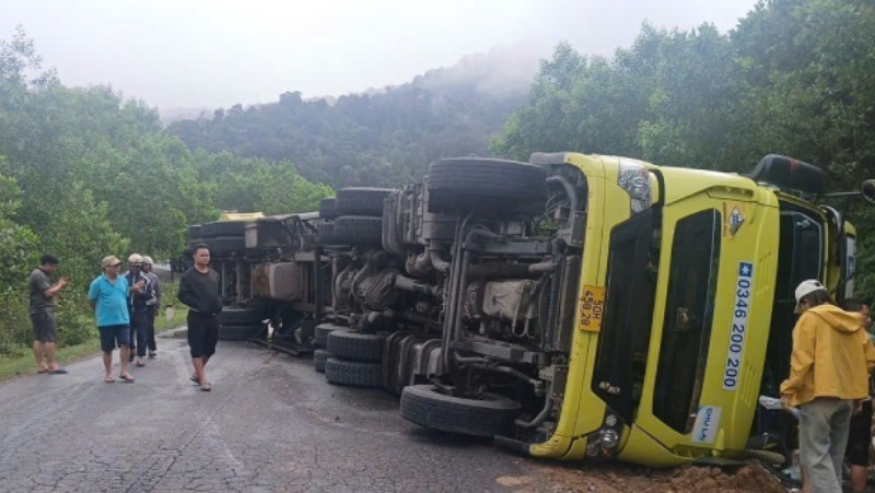 Hiện trường tai nạn trên đường Hồ Chí Minh đoạn qua xã A Lưới 1, thành phố Huế.