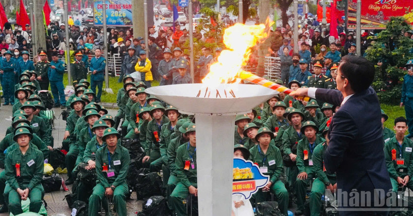 Bí thư thành ủy Huế Nguyễn Đình Trung thắp đuốc truyền thống.