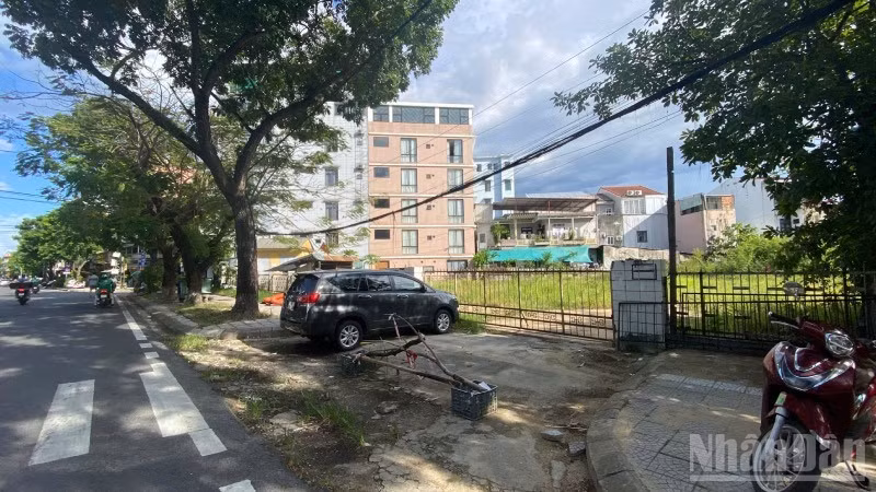 Dự án Khu tổ hợp khách sạn kết hợp dịch vụ thương mại và văn phòng cho thuê tại 20 Nguyễn Huệ cũng được yêu cầu xử lý, báo cáo trước ngày 30/8.