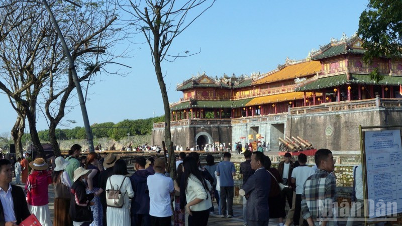 Du khách đến tham quan các di tích lịch sử ở Huế.