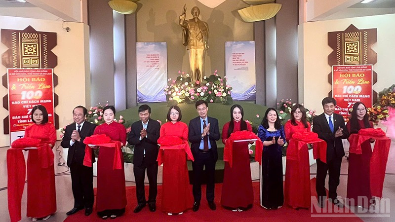 Các đại biểu cắt băng khai mạc Hội báo và triển lãm chào mừng kỷ niệm 100 năm Báo chí cách mạng Việt Nam. 
