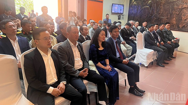 Các đại biểu tham dự Hội báo và triển lãm chào mừng kỷ niệm 100 năm Báo chí cách mạng Việt Nam. ndo_br_x.jpg