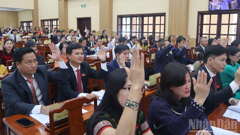 Đại biểu biểu quyết thông qua các tờ trình, nghị quyết. ndo_br_01.jpg