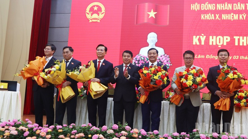 Đồng chí Y Thanh Hà Niê Kđăm, Ủy viên Trung ương Đảng, Bí thư Tỉnh ủy, Trưởng đoàn đại biểu Quốc hội tỉnh Lâm Đồng tặng hoa, chúc mừng lãnh đạo chủ chốt Ủy ban nhân dân tỉnh Lâm Đồng. ndo_br_03.jpg