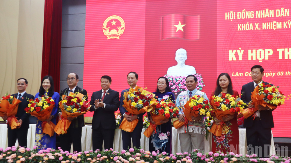 Đồng chí Y Thanh Hà Niê Kđăm, Ủy viên Trung ương Đảng, Bí thư Tỉnh ủy, Trưởng đoàn đại biểu Quốc hội tỉnh Lâm Đồng tặng hoa, chúc mừng lãnh đạo chủ chốt Hội đồng nhân dân tỉnh Lâm Đồng. ndo_br_04.jpg