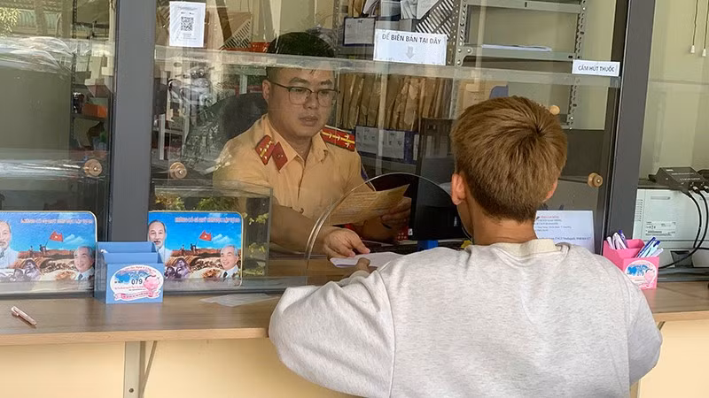 Công an tỉnh Lâm Đồng xử lý tài xế Hồ Văn Ngọc H. vượt ẩu trên Quốc lộ 20.