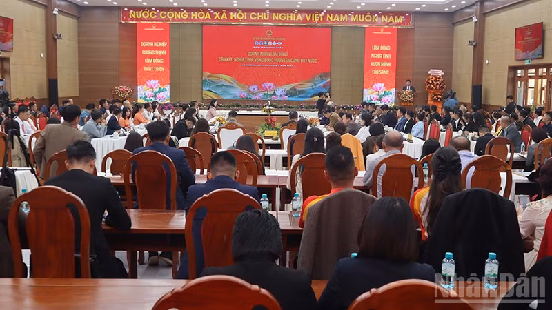 Quang cảnh chương trình “Điểm hẹn Doanh nhân”.