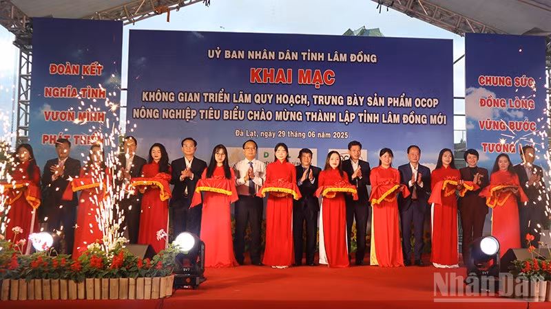Nghi thức khai mạc triển lãm quy hoạch, trưng bày, giới thiệu sản phẩm OCOP, nông nghiệp tiêu biểu.