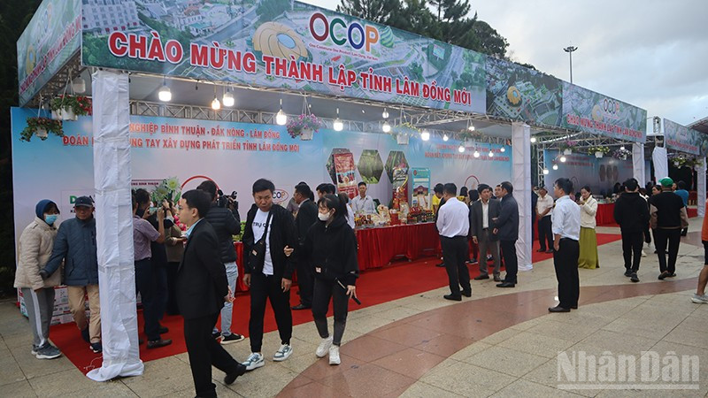 Các gian hàng thu hút người dân và du khách đến tham quan, mua sắm. ndo_br_s.jpg